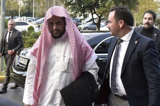Saud al-Mudschib (l), Generalstaatsanwalt von Saudi-Arabien, ist auf dem Weg zum Flughafen, um nach Saudi-Arabien zurückzukehren.
