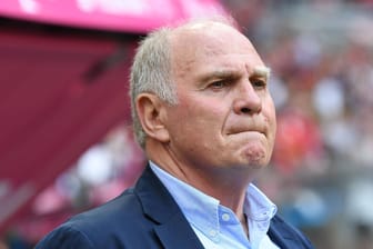 Wer kommt und wer geht? Präsident Uli Hoeneß forciert den Umbruch bei Bayern München – und macht seinen Spieler Druck.