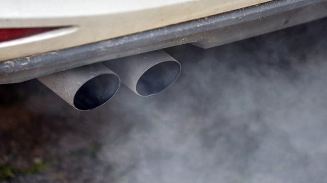 In Städten mit Höchstwerten von bis zu 50 Mikrogramm Stickstoffdioxid pro Kubikmeter Luft soll es keine Fahrverbote geben, obwohl der EU-Grenzwert bei 40 Mikrogramm liegt. In Städten mit Höchstwerten von bis zu 50 Mikrogramm Stickstoffdioxid pro Kubikmeter Luft soll es keine Fahrverbote geben, obwohl der EU-Grenzwert bei 40 Mikrogramm liegt.
