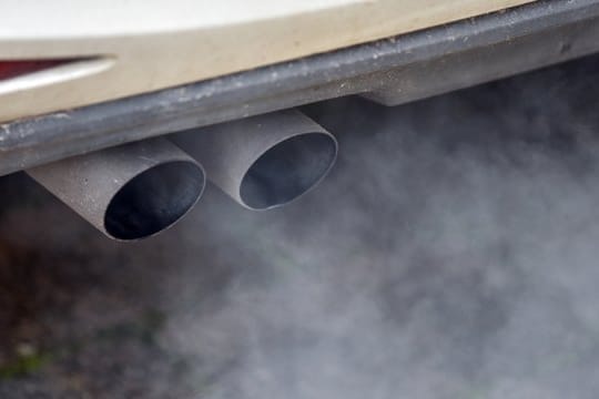 In Städten mit Höchstwerten von bis zu 50 Mikrogramm Stickstoffdioxid pro Kubikmeter Luft soll es keine Fahrverbote geben, obwohl der EU-Grenzwert bei 40 Mikrogramm liegt.