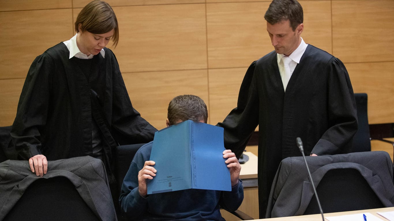 Der Angeklagte (Mitte) und seine Verteidiger: Klaus O. wollte nach Ansicht der Anklage seine Kollegen beim körperlichen Verfall beobachten.