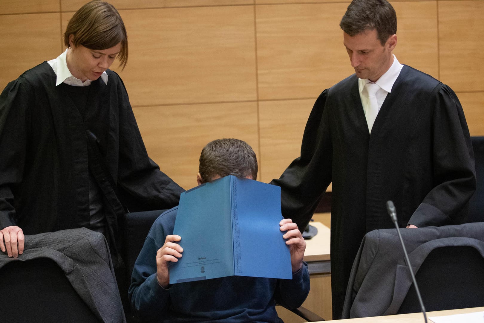 Der Angeklagte (Mitte) und seine Verteidiger: Klaus O. wollte nach Ansicht der Anklage seine Kollegen beim körperlichen Verfall beobachten.