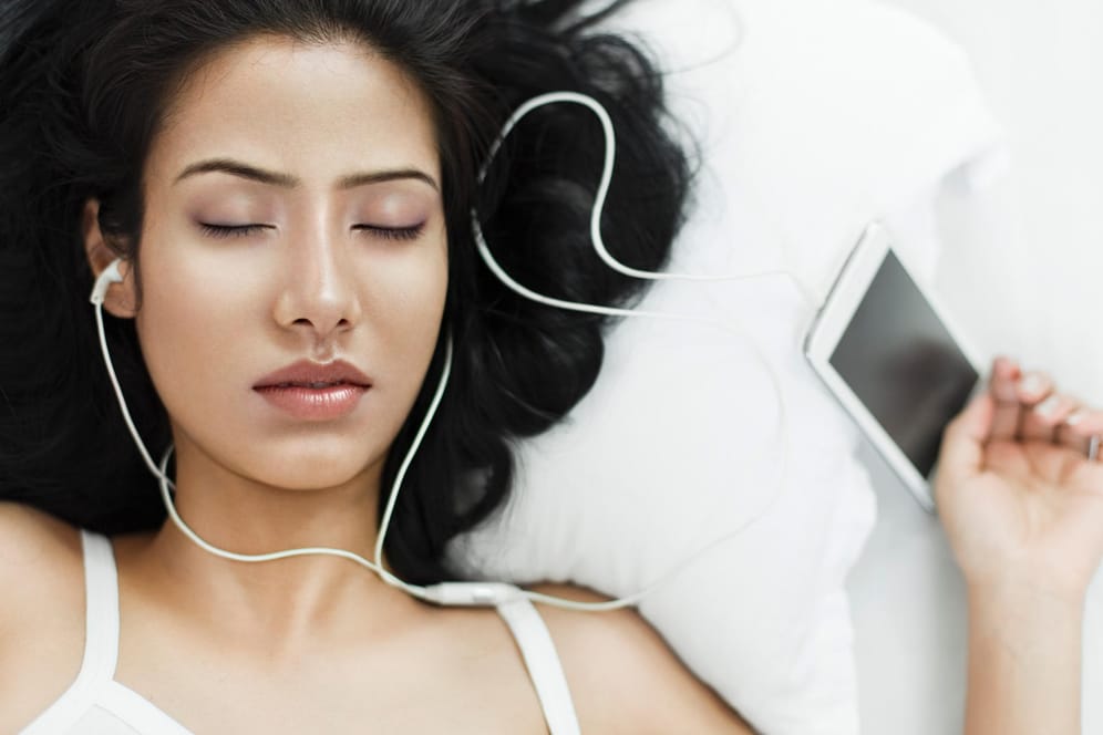 Musik hören: Verschiedene Musikgenres können beim Einschlafen helfen.