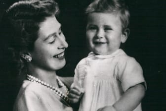 Prinzessin Elizabeth und Prinz Charles: Hier posierten Mutter und Tochter 1949 für seinen ersten Geburtstag.