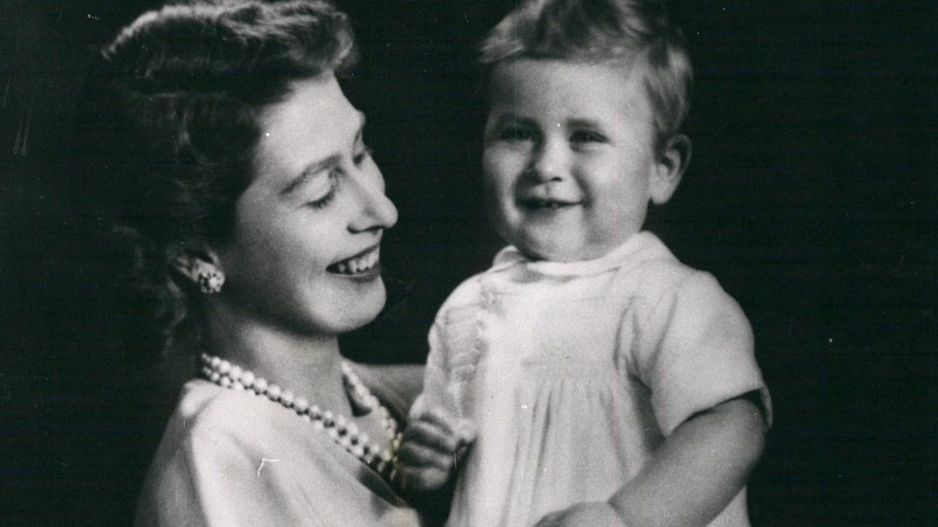 Prinzessin Elizabeth und Prinz Charles: Hier posierten Mutter und Tochter 1949 für seinen ersten Geburtstag.