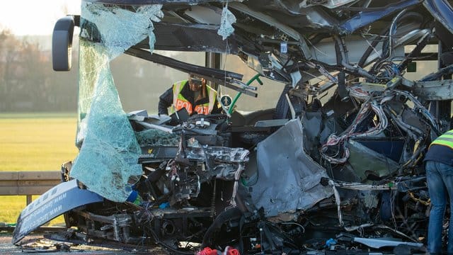 Mehrere Menschen mussten mit schwerem Gerät von der Feuerwehr aus den Trümmern der Busse befreit werden. Mehrere Menschen mussten mit schwerem Gerät von der Feuerwehr aus den Trümmern der Busse befreit werden.