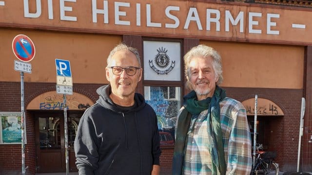 Reinhold Beckmann (l), Moderator, und Frank Schätzing, Schriftsteller, vor dem Haus der Heilsarmee auf St.