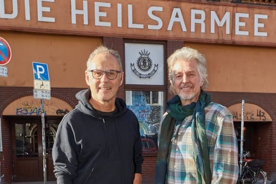 Reinhold Beckmann (l), Moderator, und Frank Schätzing, Schriftsteller, vor dem Haus der Heilsarmee auf St.