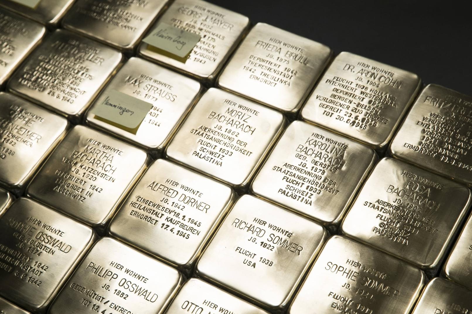 Produktion von Stolpersteinen in einer Werkstatt. Sie werden in Straßen eingelassen, um an die Opfer des Holocaust zu erinnern. In Hagen gibt es jetzt eine digitale Karte für die Standorte.