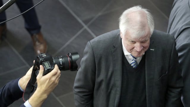 Viele in der CSU machen Horst Seehofer persönlich für die schlechten Ergebnisse bei der Bundestags- und der Landtagswahl verantwortlich. Viele in der CSU machen Horst Seehofer persönlich für die schlechten Ergebnisse bei der Bundestags- und der Landtagswahl verantwortlich.