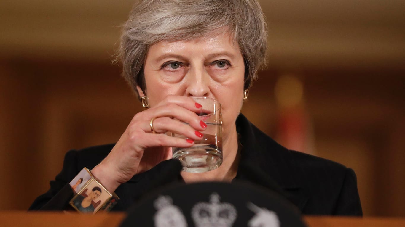 Theresa May, Premierministerin von Großbritannien, auf einer Pressekonferenz: Nur wenige Stunden nach Billigung des Brexit-Entwurfs haben mehrere Rücktritte die Regierung in London in eine schwere Krise gestürzt.