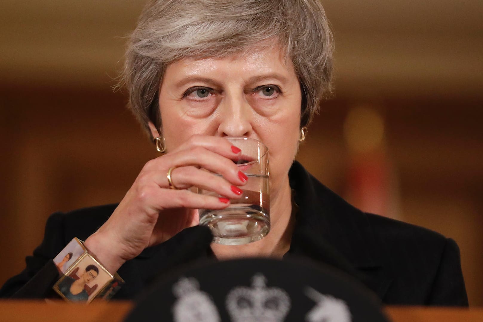 Theresa May, Premierministerin von Großbritannien, auf einer Pressekonferenz: Nur wenige Stunden nach Billigung des Brexit-Entwurfs haben mehrere Rücktritte die Regierung in London in eine schwere Krise gestürzt.