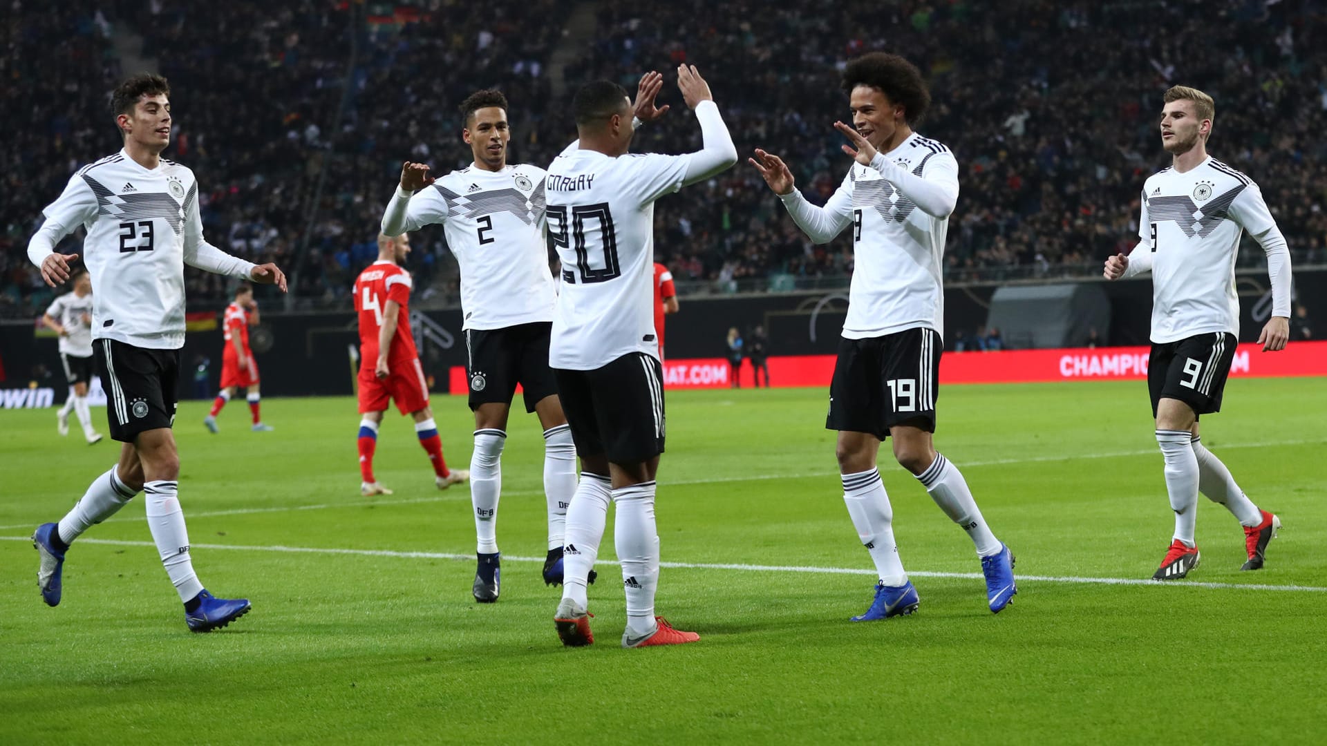 Klatscht ab: Leroy Sané (2. v. r.) bejubelt mit seinen Mitspielern seinen Treffer zum zwischenzeitlichen 1:0 gegen Russland.