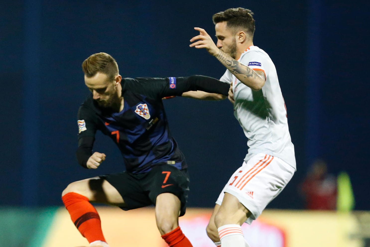 Ivan Rakitic aus Kroatien (l) im Kampf um den Ball mit dem Spanier Saul Niguez.