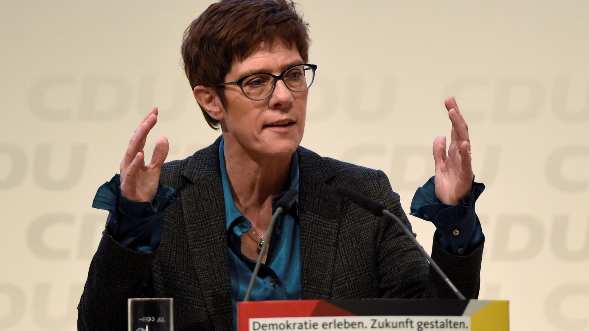 Annegret Kramp-Karrenbauer spricht bei einer CDU-Regionalkonferenz in Lübeck: Kramp-Karrenbauer ist laut einer aktuellen Umfrage bei der CDU-Basis deutlich beliebter als Jens Spahn und Friedrich Merz.