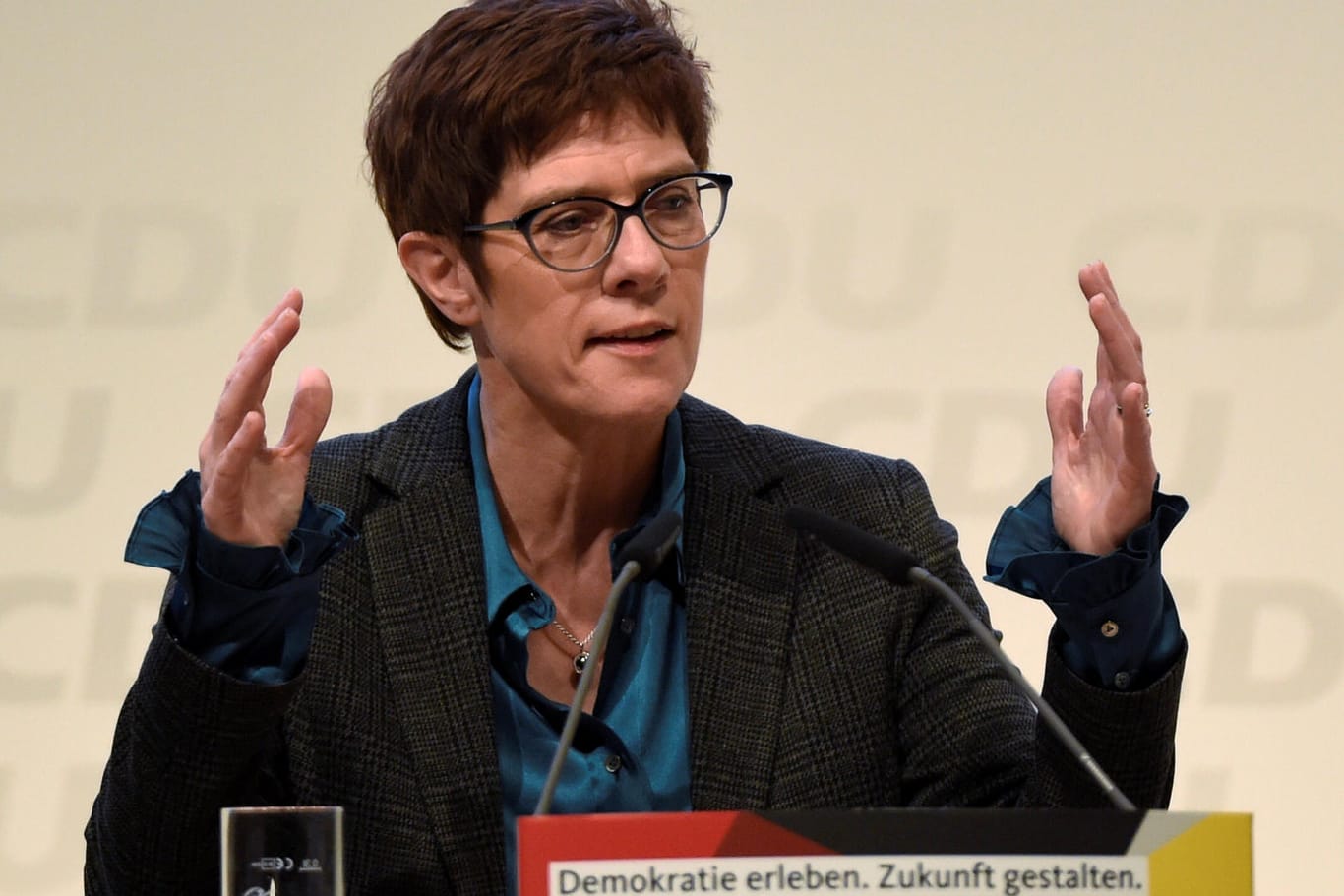 Annegret Kramp-Karrenbauer spricht bei einer CDU-Regionalkonferenz in Lübeck: Kramp-Karrenbauer ist laut einer aktuellen Umfrage bei der CDU-Basis deutlich beliebter als Jens Spahn und Friedrich Merz.