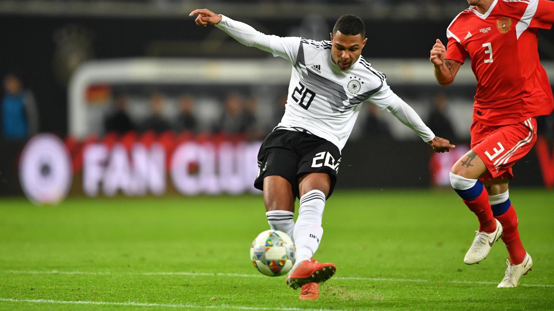 Deutschlands Serge Gnabry (l.) erzielte den 3:0-Endstand gegen Russland.