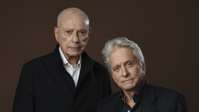Alan Arkin (l) und Michael Douglas spielen in der neuen Netflix-Comedy-Serie "The Kominsky Method" zwei Männer, die in die Jahre gekommen sind. Alan Arkin (l) und Michael Douglas spielen in der neuen Netflix-Comedy-Serie "The Kominsky Method" zwei Männer, die in die Jahre gekommen sind.