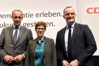Lübeck: Auf der ersten CDU-Regionalkonferenz stellten sich Friedrich Merz Annegret Kramp-Karrenbauer und Jens Spahn (v. l.)den Fragen von CDU-Mitgliedern.