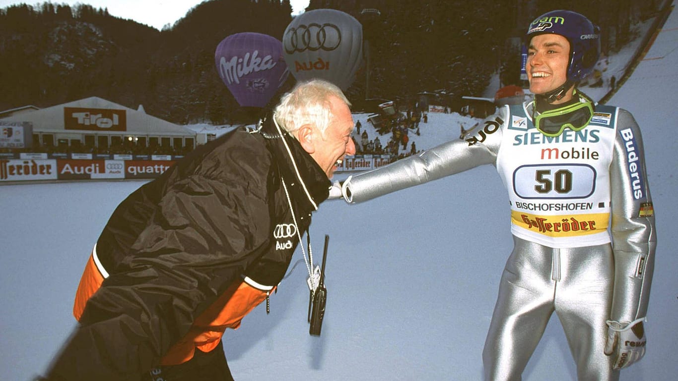2002: Sven Hannawald (rechts) gewinnt als erster Springer der Geschichte alle Wettbewerbe bei einer Vierschanzentournee. In Bischofshofen zieht Bundestrainer Reinhard Heß seinen Hut.