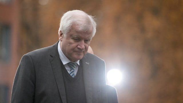 Horst Seehofer am Mittwoch auf dem Weg zu einer Klausurtagung des Bundeskabinetts in Potsdam. Horst Seehofer am Mittwoch auf dem Weg zu einer Klausurtagung des Bundeskabinetts in Potsdam.