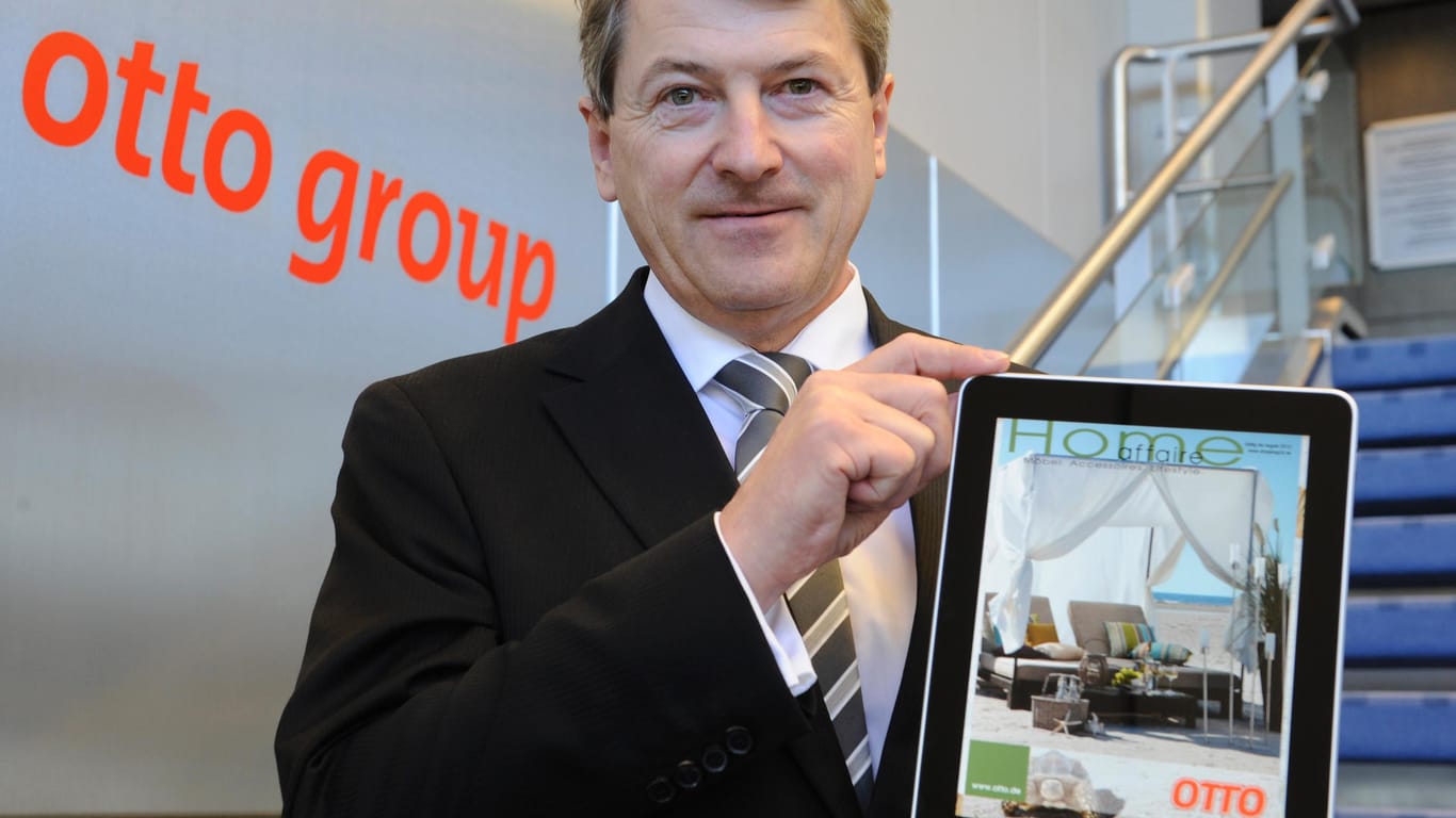 Hans-Otto Schrader, Vorstandsvorsitzender der Otto Group: präsentiert die "Otto-App" auf dem iPad.