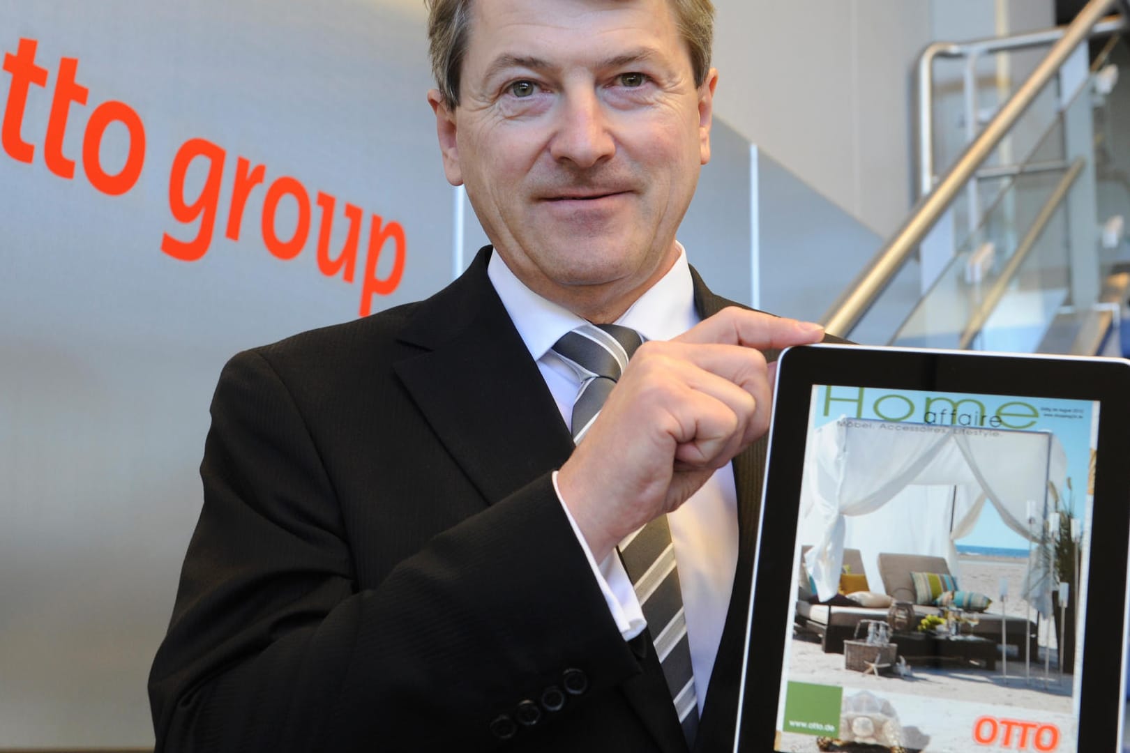 Hans-Otto Schrader, Vorstandsvorsitzender der Otto Group: präsentiert die "Otto-App" auf dem iPad.