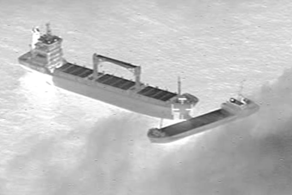 Eine vom Havariekommando zur Verfügung gestellte Aufnahme des Unfalls: Zwei Schiffe sind vor Borkum zusammengestoßen und haben sich verkeilt.