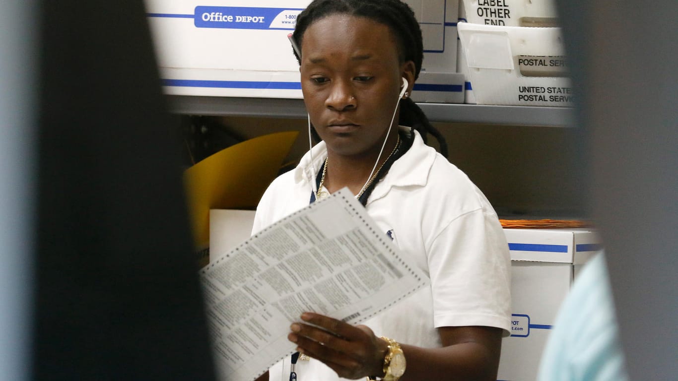 Ein Wahlhelfer in Florida: In dem Bundesstaat müssen die Stimmen der Senatswahl per Hand nachgezählt werden.