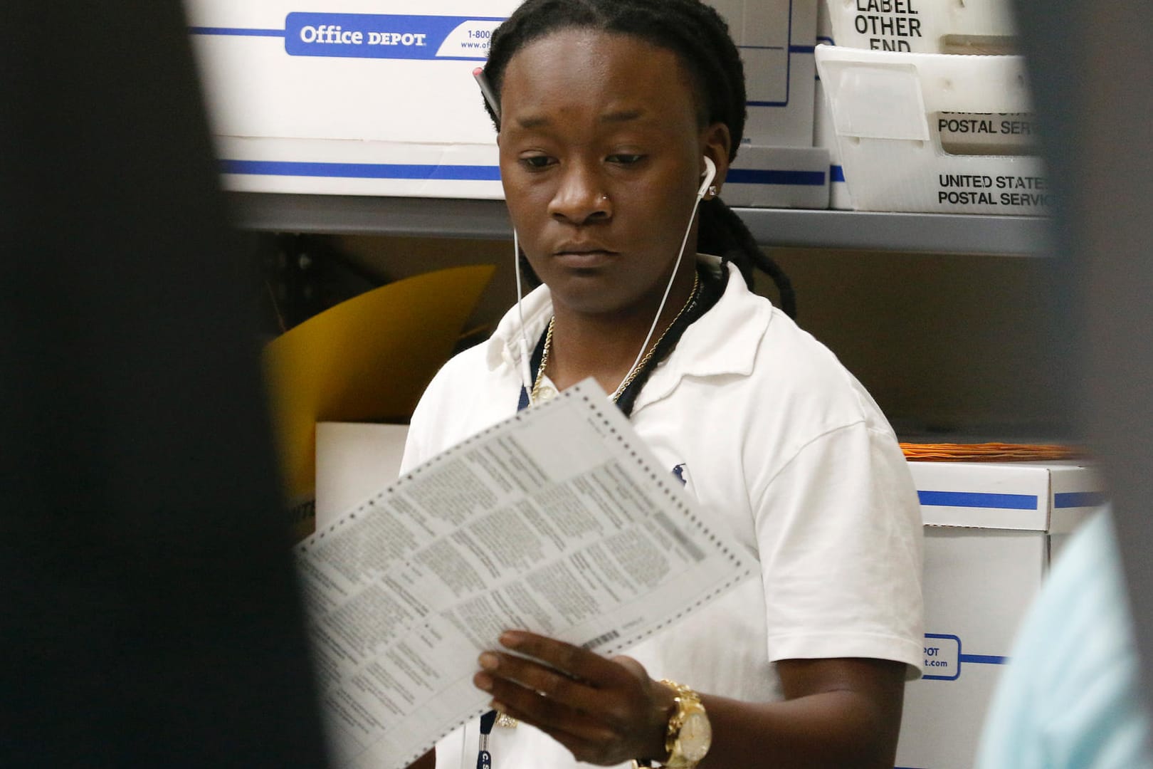Ein Wahlhelfer in Florida: In dem Bundesstaat müssen die Stimmen der Senatswahl per Hand nachgezählt werden.