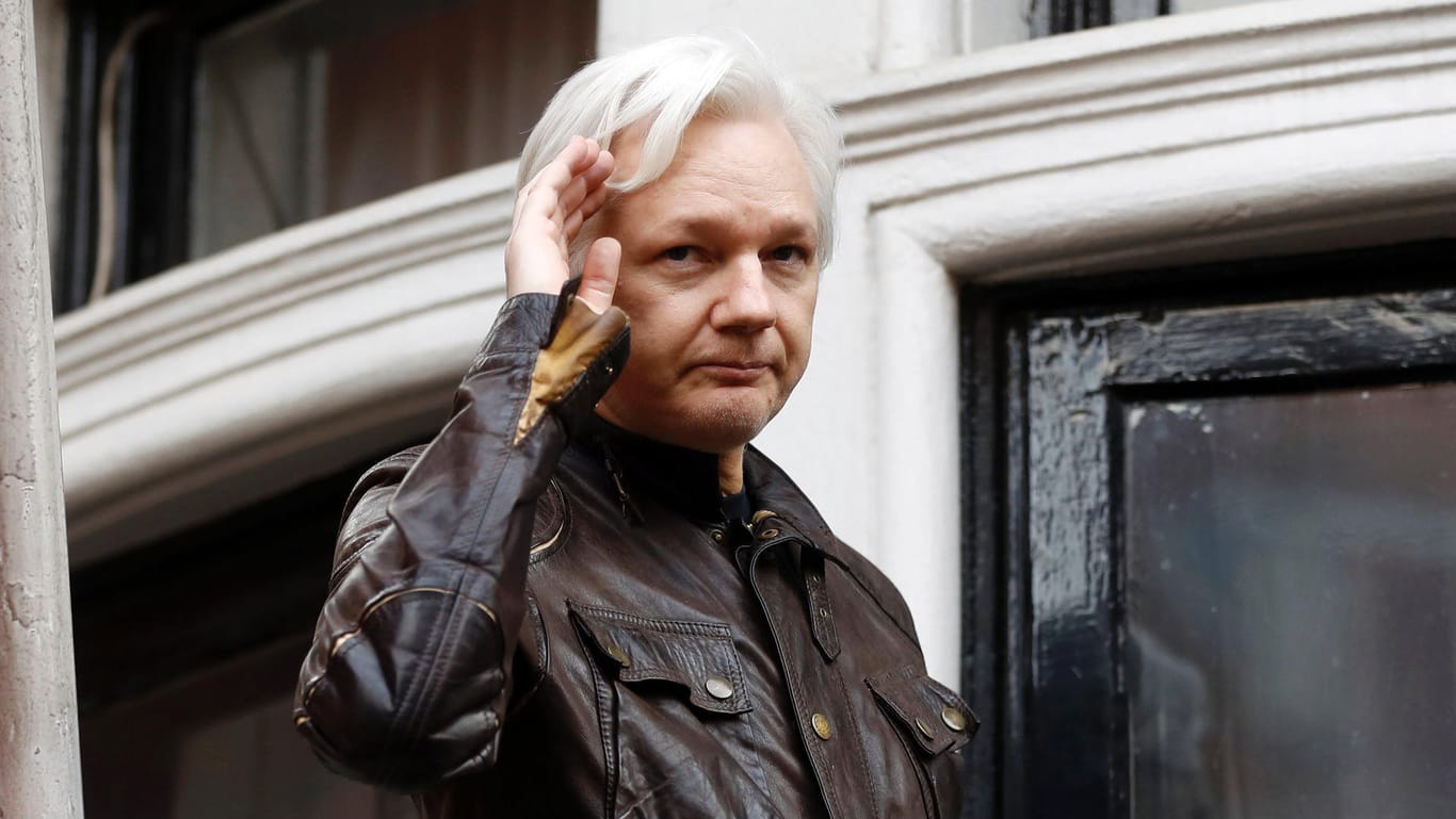 Wikileaks-Gründer Julian Assange: auf den Balkon der Botschaft Equadors in London.