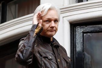 Wikileaks-Gründer Julian Assange: auf den Balkon der Botschaft Equadors in London.