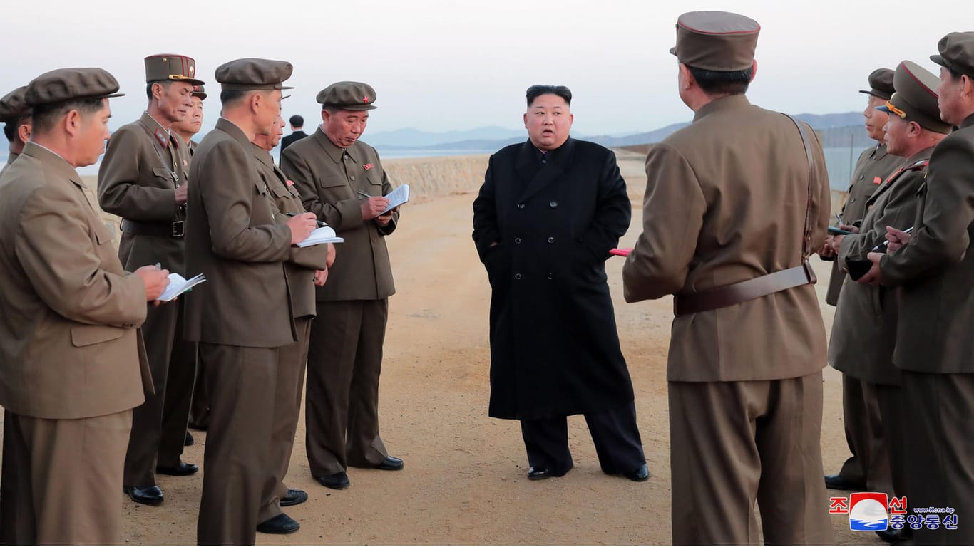 Kim Jong Un im Gespräch mit Regierungsvertretern: Nordkorea hat angeblich eine neue Hightech-Waffe getestet.
