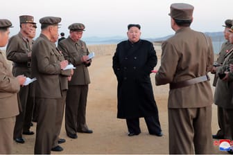 Kim Jong Un im Gespräch mit Regierungsvertretern: Nordkorea hat angeblich eine neue Hightech-Waffe getestet.
