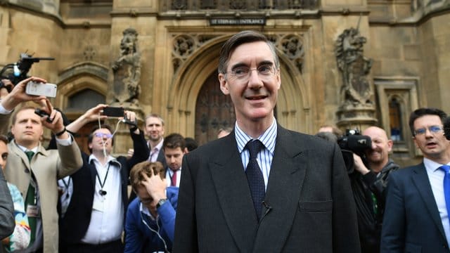 Jacob Rees-Mogg steht einer Gruppe von rund 80 Brexit-Hardlinern in der Tory-Fraktion vor. Jacob Rees-Mogg steht einer Gruppe von rund 80 Brexit-Hardlinern in der Tory-Fraktion vor.