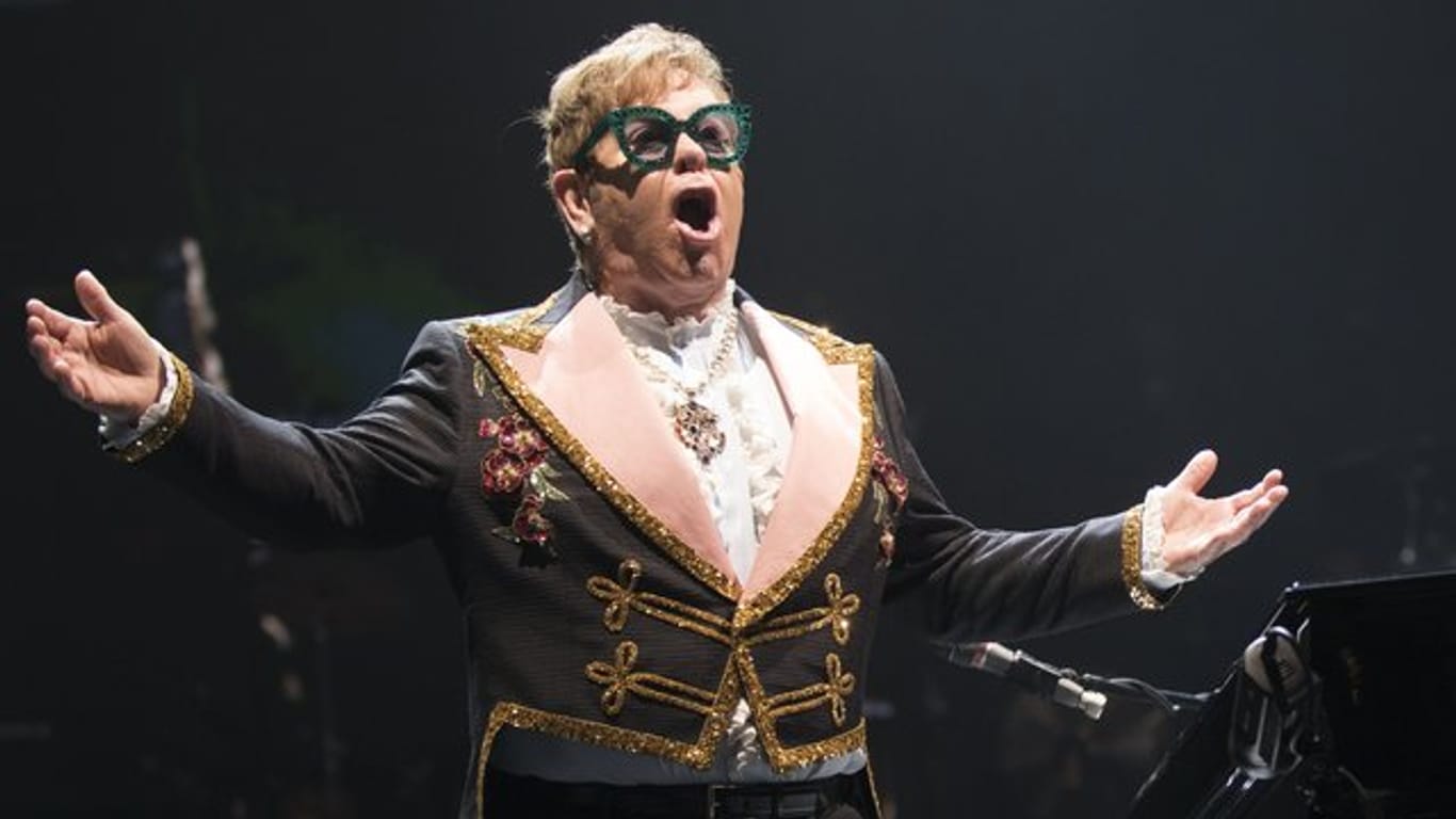 Elton John hat zu Weihnachten einen sehr emotionalen Spot aufgenommen.
