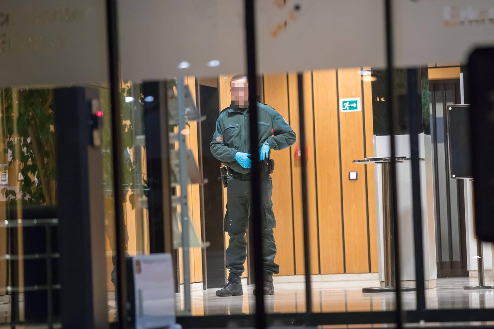 Ein Ermittler bei einer Großrazzia in NRW: Zwischen den Behörden und den Bundesländern ist der Austausch extrem schwierig – außerdem wird Personal abgebaut.
