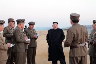 Die von der staatlichen nordkoreanischen Nachrichtenagentur KCNA zur Verfügung gestellte Aufnahme soll Kim Jong Un auf einer Teststelle des nationalen Verteidigungsinstituts zeigen.