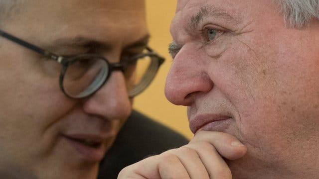 Der hessische Ministerpräsident Volker Bouffier (r) und Wirtschaftsminister Tarek Al-Wazir während einer Debatte im Landtag. Der hessische Ministerpräsident Volker Bouffier (r) und Wirtschaftsminister Tarek Al-Wazir während einer Debatte im Landtag.