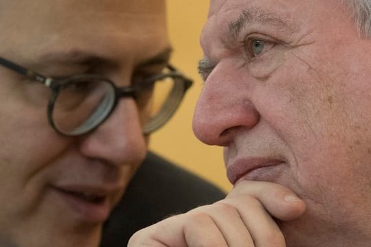 Der hessische Ministerpräsident Volker Bouffier (r) und Wirtschaftsminister Tarek Al-Wazir während einer Debatte im Landtag.