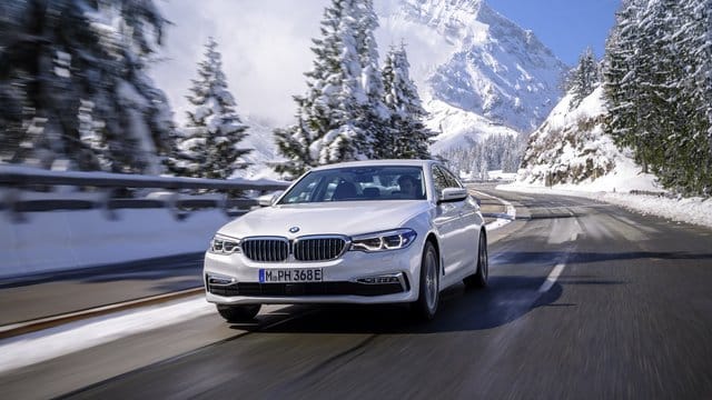 Hybridautos wie der BMW 530e iPerformance haben naturgemäß keine Reichweiteneinschränkung - vorausgesetzt sie finden wie normale Autos rechtzeitig eine Tankstelle.