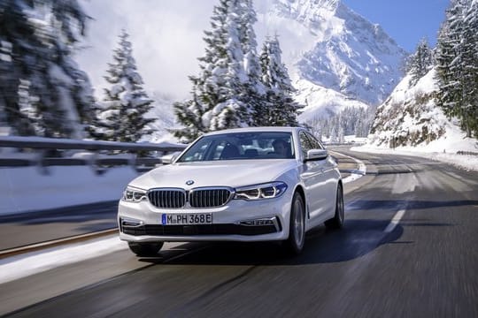 Hybridautos wie der BMW 530e iPerformance haben naturgemäß keine Reichweiteneinschränkung - vorausgesetzt sie finden wie normale Autos rechtzeitig eine Tankstelle.