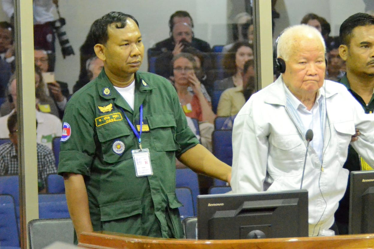 Der ehemalige kambodschanische Staatschef und Funktionär der Roten Khmer Khieu Samphan steht vor Gericht in Phnom Penh, der Hauptstadt des Landes: Er wurde wegen Völkermordes verurteilt.