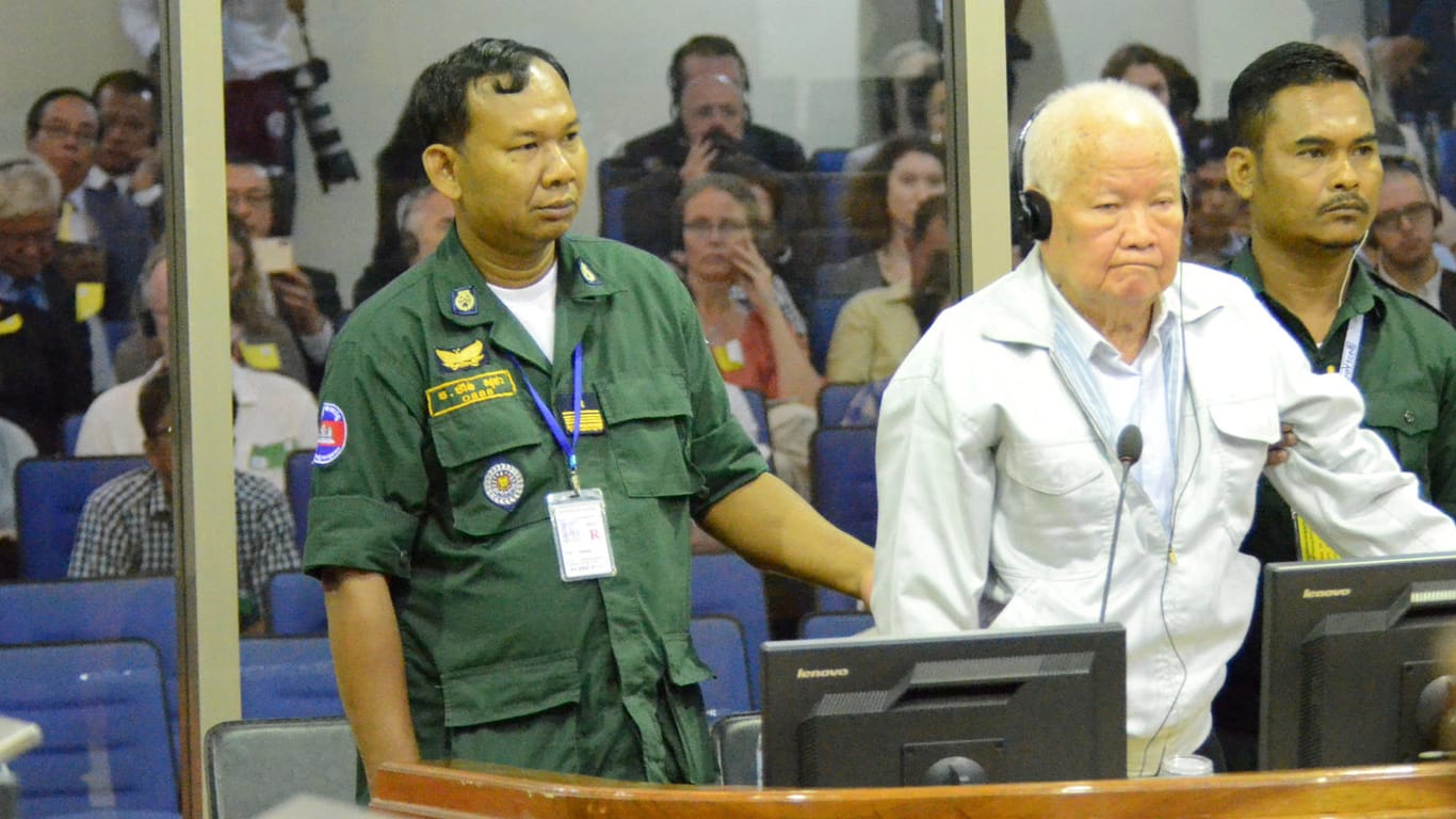 Der ehemalige kambodschanische Staatschef und Funktionär der Roten Khmer Khieu Samphan steht vor Gericht in Phnom Penh, der Hauptstadt des Landes: Er wurde wegen Völkermordes verurteilt.