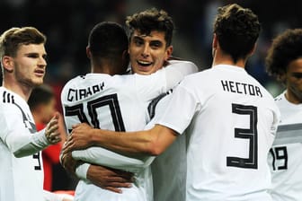 Furioser Auftakt: Die DFB-Stars feiern eins der frühen Tore im Testspiel gegen Russland.