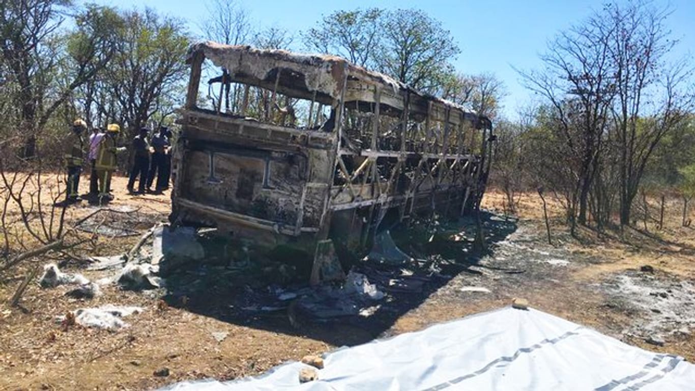 Der ausgebrannte Bus südlich von Simbabwes Hauptstadt Harare.