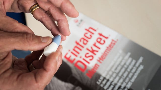 Ein Mann macht einen Heimtest auf Geschlechtskrankheiten. Ein Mann macht einen Heimtest auf Geschlechtskrankheiten.