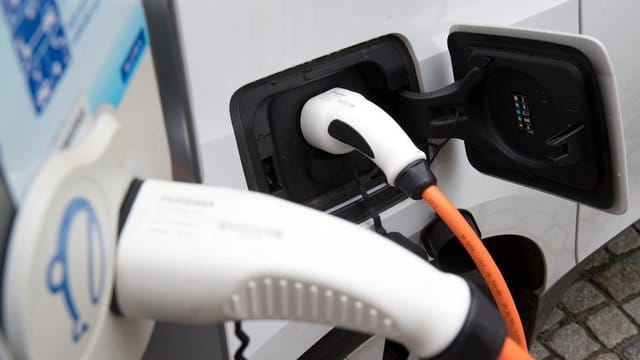 Wer den Kauf eines Elektro- oder Hybridautos als Dienstwagen plant, sollte damit bis Beginn des kommenden Jahres warten. Wer den Kauf eines Elektro- oder Hybridautos als Dienstwagen plant, sollte damit bis Beginn des kommenden Jahres warten.