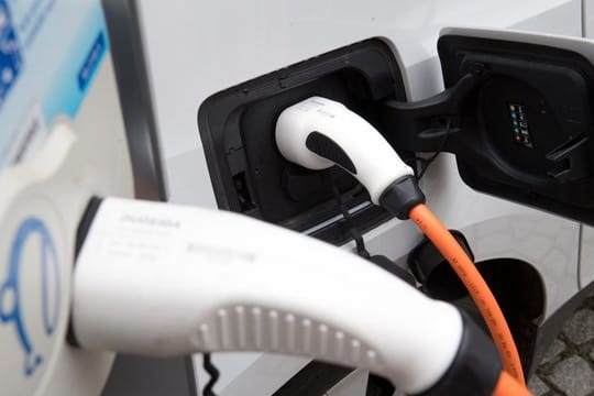 Wer den Kauf eines Elektro- oder Hybridautos als Dienstwagen plant, sollte damit bis Beginn des kommenden Jahres warten.