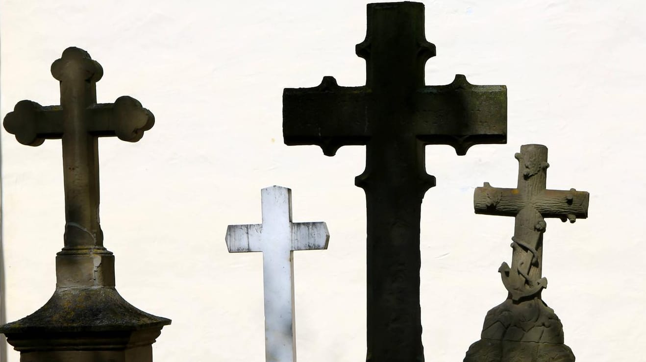 Am Sonntag, 18. November, ist bundesweiter Volkstrauertag. In Wuppertal gibt es zahlreiche Gedenkfeiern. Die zentrale Veranstaltung findet auf dem Ehrenfriedhof in der Lönsstraße statt. (Symbolfoto) Am Sonntag, 18. November, ist bundesweiter Volkstrauertag. In Wuppertal gibt es zahlreiche Gedenkfeiern. Die zentrale Veranstaltung findet auf dem Ehrenfriedhof in der Lönsstraße statt. (Symbolfoto)